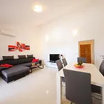 شقة Pino With Pool, Sauna & Jacuzzi