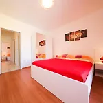 Pino With Pool, Sauna & Jacuzzi شقة بيتريتْشاني
