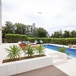 Pino With Pool, Sauna & Jacuzzi شقة *