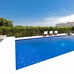 Pino With Pool, Sauna & Jacuzzi