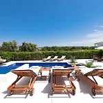 Pino With Pool, Sauna & Jacuzzi شقة *