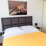 Pino With Pool, Sauna & Jacuzzi بيتريتْشاني