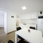 Pino With Pool, Sauna & Jacuzzi * بيتريتْشاني