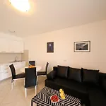 شقة Pino With Pool, Sauna & Jacuzzi بيتريتْشاني