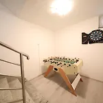 Pino With Pool, Sauna & Jacuzzi بيتريتْشاني