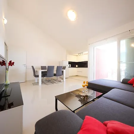 Villa Pino With Pool, Sauna & Jacuzzi