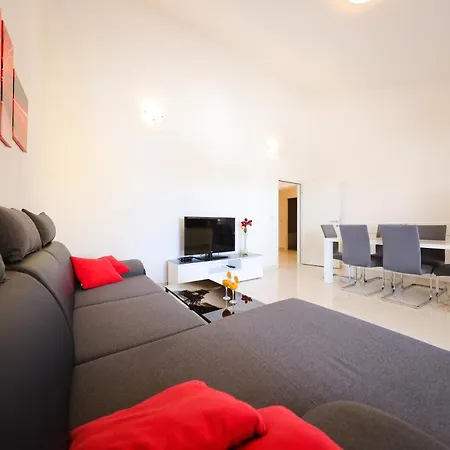 Pino With Pool, Sauna & Jacuzzi Appartement *