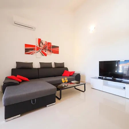 Pino With Pool, Sauna & Jacuzzi Appartement