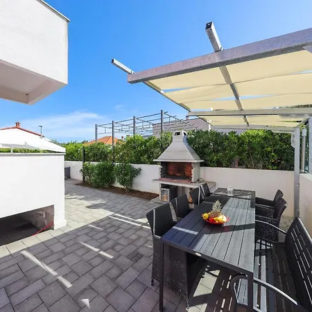 Pino With Pool, Sauna & Jacuzzi Appartement