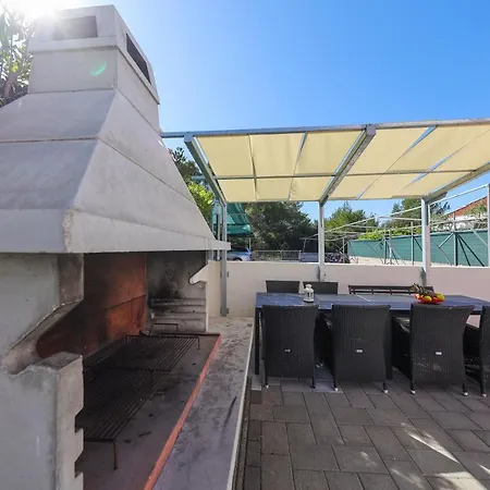 Pino With Pool, Sauna & Jacuzzi Daire Petrčane