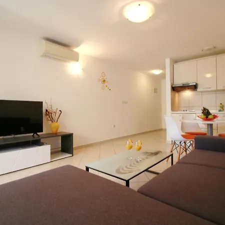 Pino With Pool, Sauna & Jacuzzi Appartement