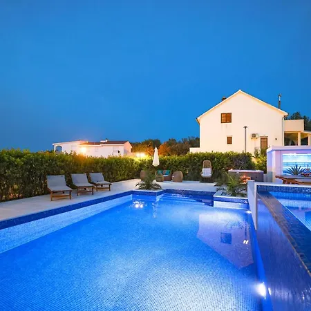 Pino With Pool, Sauna & Jacuzzi