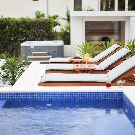아파트 Pino With Pool, Sauna & Jacuzzi *
