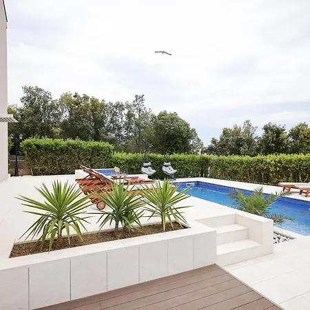 Pino With Pool, Sauna & Jacuzzi Appartement *