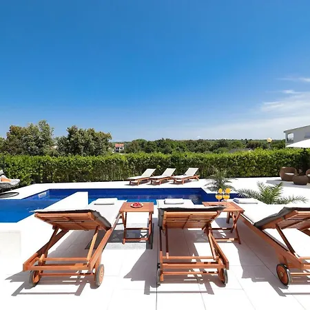 Pino With Pool, Sauna & Jacuzzi Appartement *