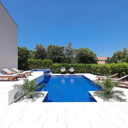 Pino With Pool, Sauna & Jacuzzi Appartement *