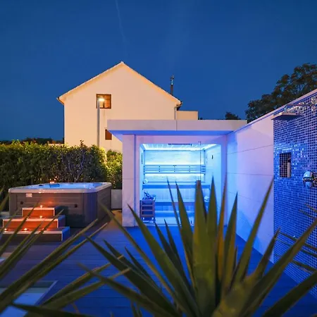 Pino With Pool, Sauna & Jacuzzi