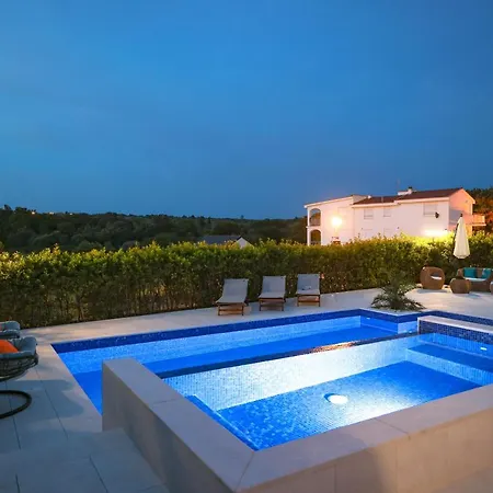 Pino With Pool, Sauna & Jacuzzi Appartement *