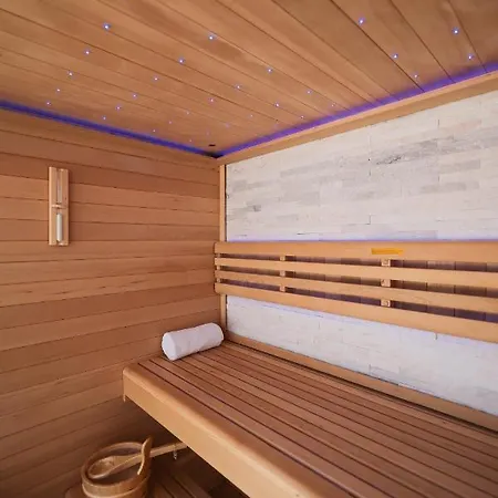 Pino With Pool, Sauna & Jacuzzi * ペトルチャネ