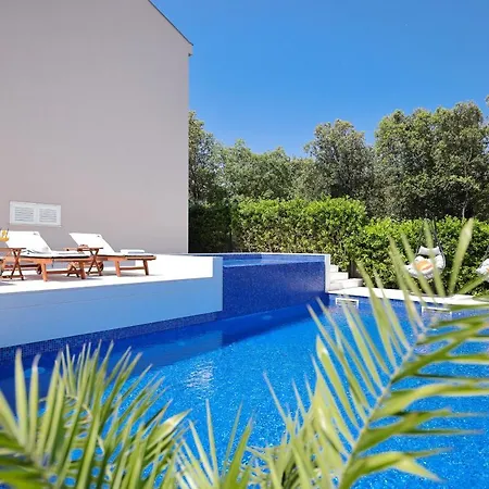 Pino With Pool, Sauna & Jacuzzi *
