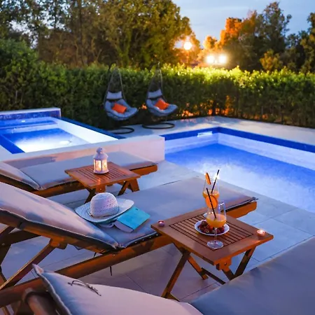 Pino With Pool, Sauna & Jacuzzi