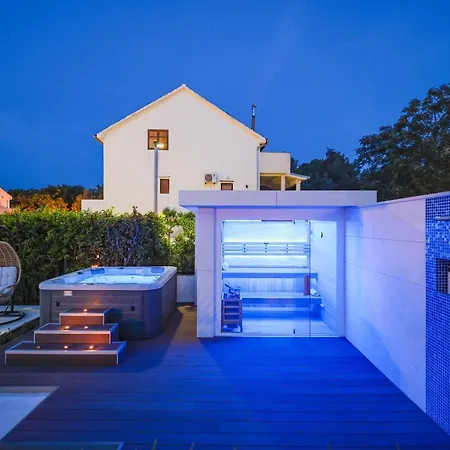 Pino With Pool, Sauna & Jacuzzi Appartement