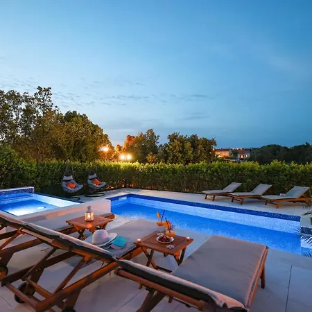Pino With Pool, Sauna & Jacuzzi