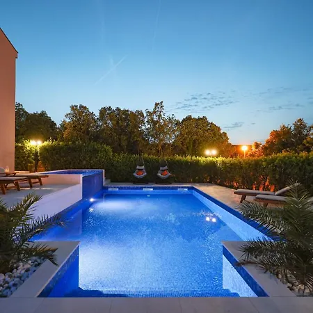 Pino With Pool, Sauna & Jacuzzi *