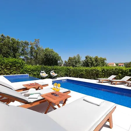 Pino With Pool, Sauna & Jacuzzi