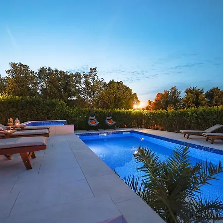 Appartement Pino With Pool, Sauna & Jacuzzi