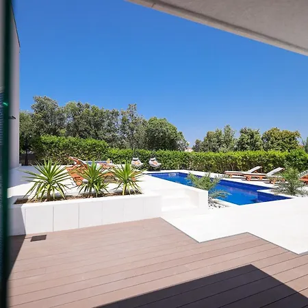 Pino With Pool, Sauna & Jacuzzi Appartement