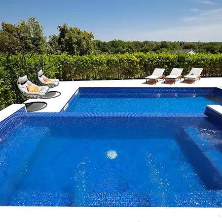 Pino With Pool, Sauna & Jacuzzi Appartement *