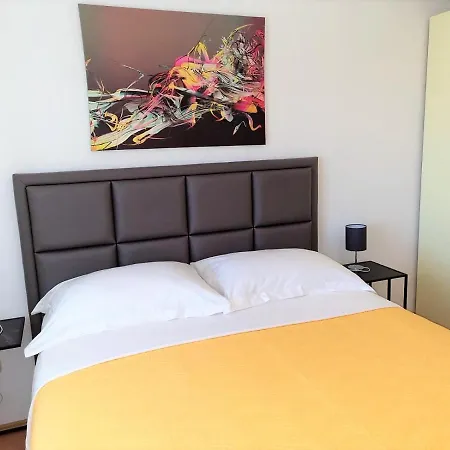 Pino With Pool, Sauna & Jacuzzi Petrčane