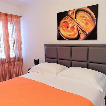 Pino With Pool, Sauna & Jacuzzi Appartement *