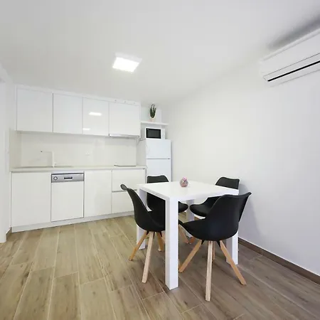 Pino With Pool, Sauna & Jacuzzi Daire