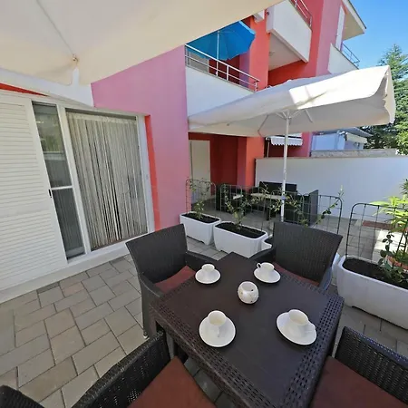Pino With Pool, Sauna & Jacuzzi Appartement