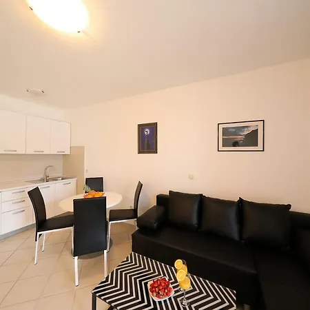 Appartement Pino With Pool, Sauna & Jacuzzi Petrčane