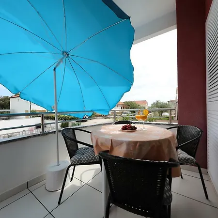 Pino With Pool, Sauna & Jacuzzi Daire