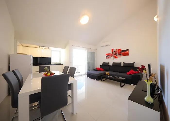 Villa Pino With Pool, Sauna & Jacuzzi Apartment