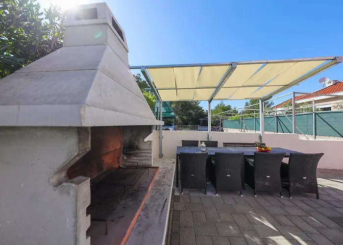 Pino With Pool, Sauna & Jacuzzi Апартаменты Петрчане