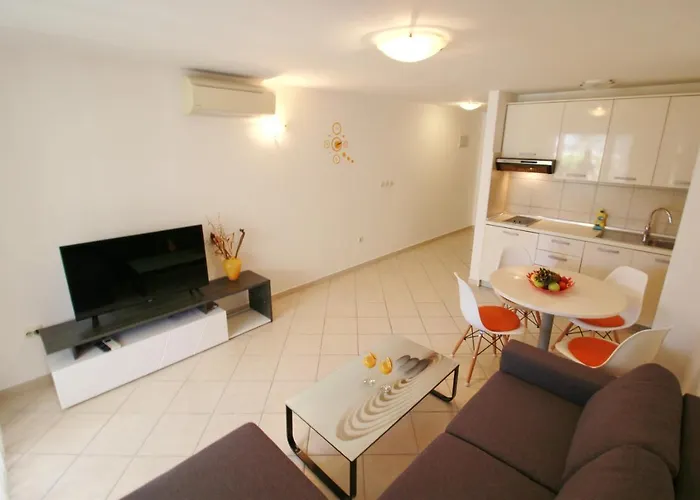 Villa Pino With Pool, Sauna & Jacuzzi Apartment Petrcane