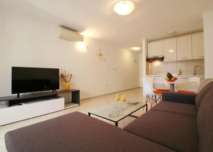 Villa Pino With Pool, Sauna & Jacuzzi Apartment