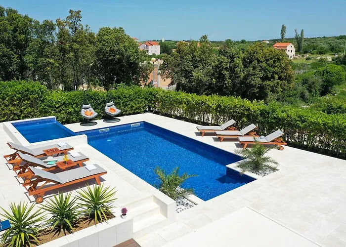 Апартаменты Pino With Pool, Sauna & Jacuzzi *