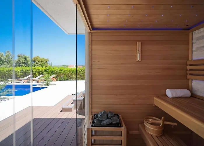 Апартаменты Pino With Pool, Sauna & Jacuzzi *