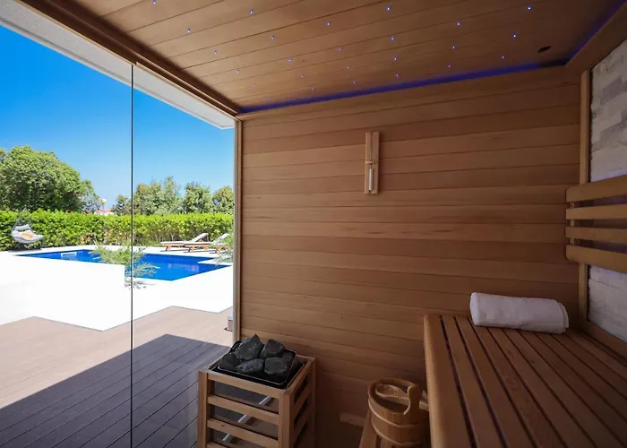 Апартаменты Pino With Pool, Sauna & Jacuzzi Петрчане