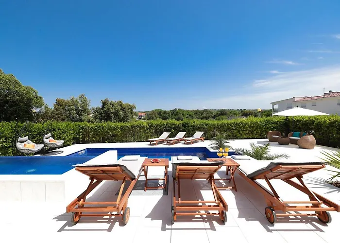 Pino With Pool, Sauna & Jacuzzi Апартаменты *