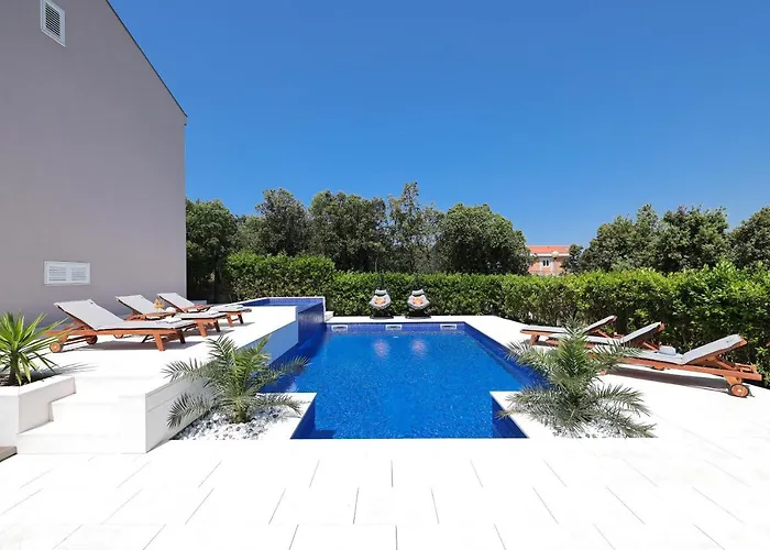 Villa Pino With Pool, Sauna & Jacuzzi Apartment *