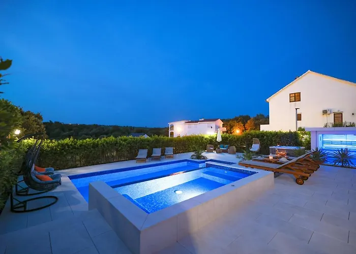 Pino With Pool, Sauna & Jacuzzi Апартаменты Петрчане