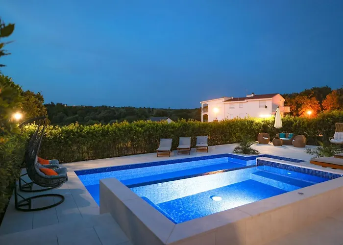 Pino With Pool, Sauna & Jacuzzi Апартаменты *