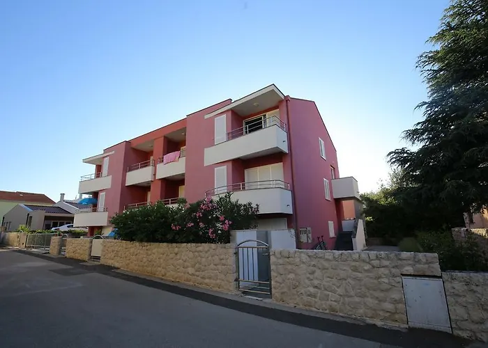 Villa Pino With Pool, Sauna & Jacuzzi Apartment Petrcane